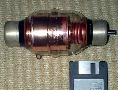 HV, vacuum, regulated capacitor